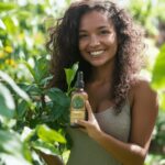 Les bienfaits surprenants du jus de Noni pour traiter les pellicules et fortifier vos cheveux